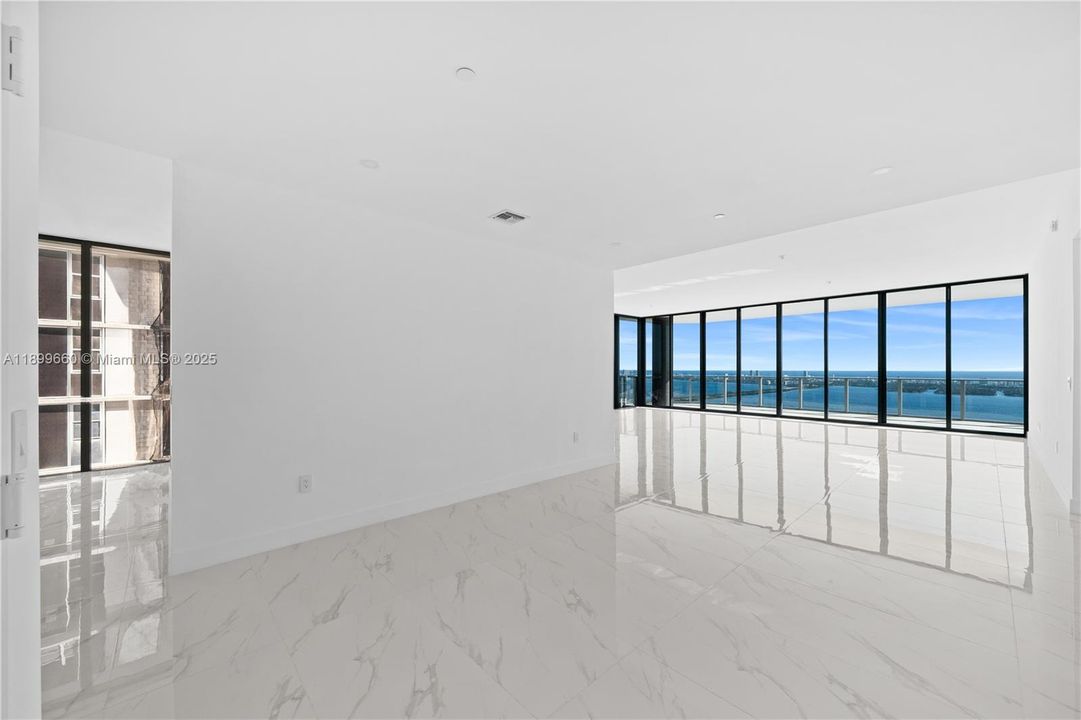 出租: $19,000 (4 贝兹, 5 浴室, 3417 平方英尺)