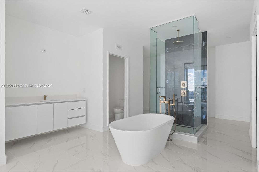 出租: $19,000 (4 贝兹, 5 浴室, 3417 平方英尺)