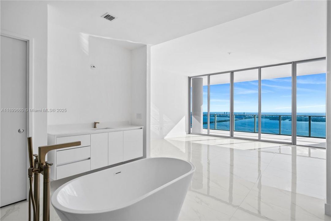 出租: $19,000 (4 贝兹, 5 浴室, 3417 平方英尺)