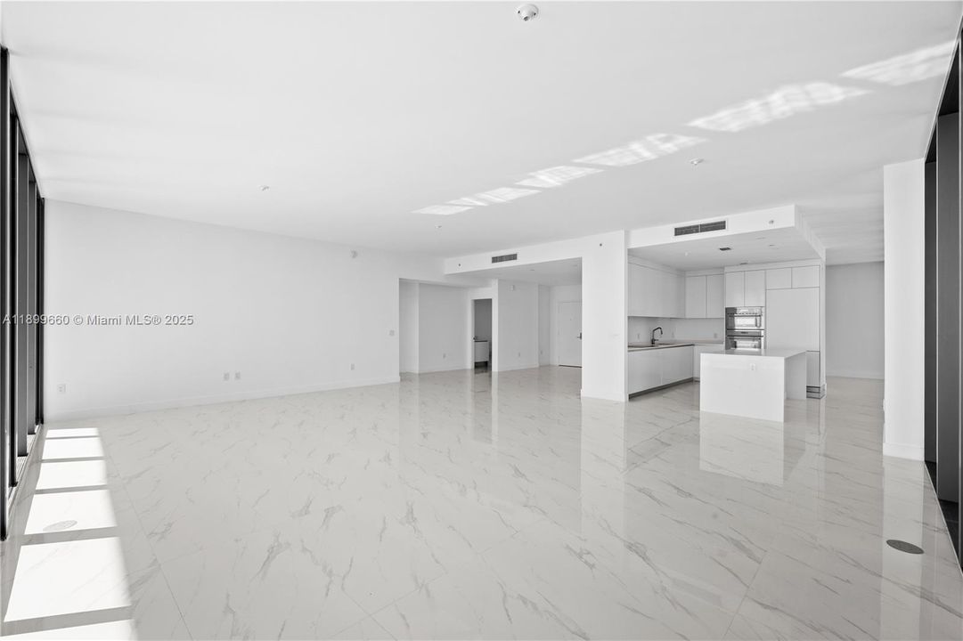 出租: $19,000 (4 贝兹, 5 浴室, 3417 平方英尺)