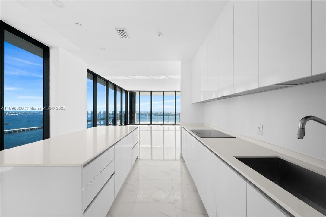 出租: $19,000 (4 贝兹, 5 浴室, 3417 平方英尺)