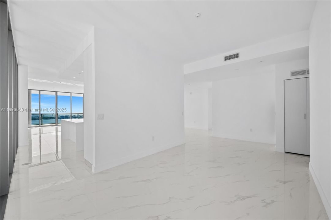 出租: $19,000 (4 贝兹, 5 浴室, 3417 平方英尺)