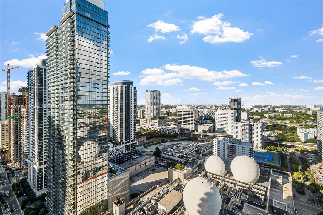 For Sale: $635,000 (1 beds, 1 baths, 937 Square Feet)