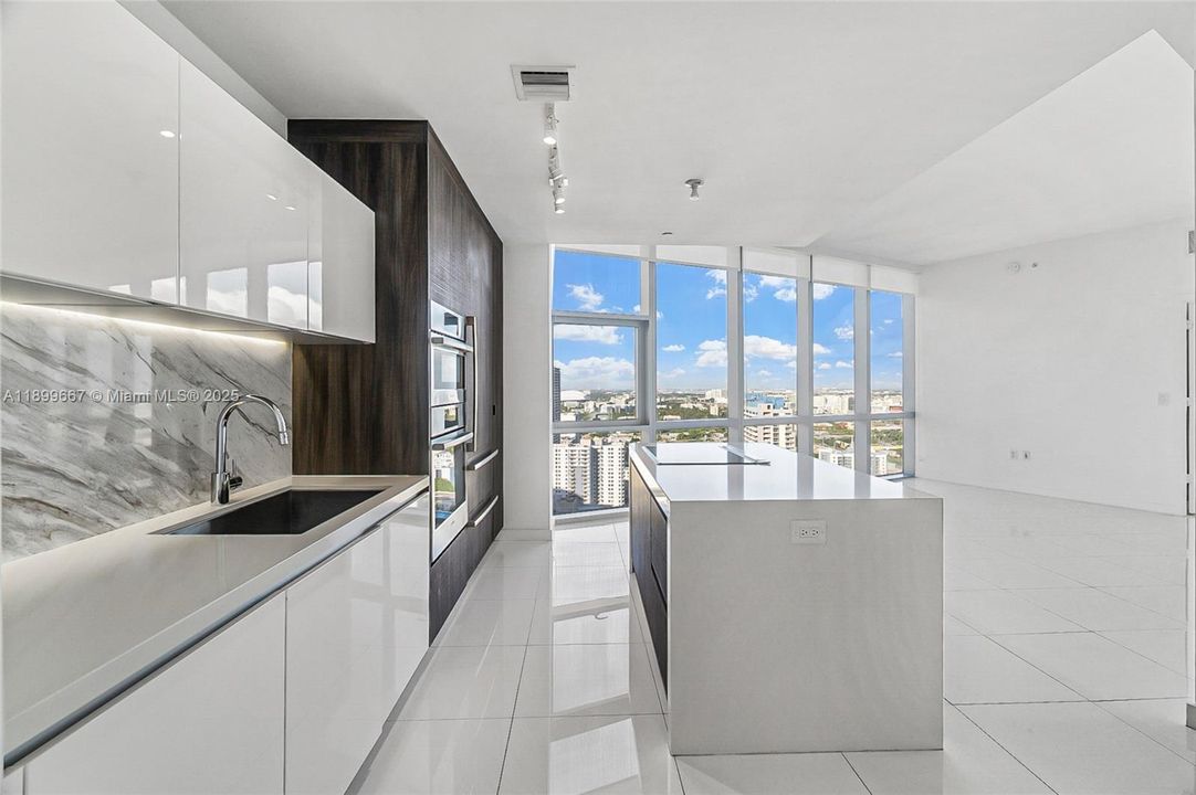 For Sale: $635,000 (1 beds, 1 baths, 937 Square Feet)