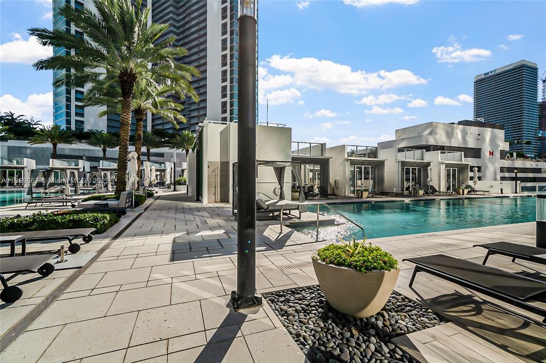 For Sale: $635,000 (1 beds, 1 baths, 937 Square Feet)