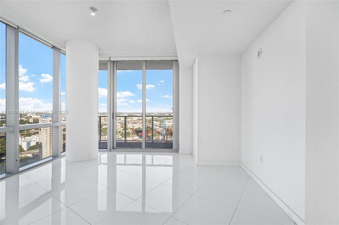 For Sale: $635,000 (1 beds, 1 baths, 937 Square Feet)