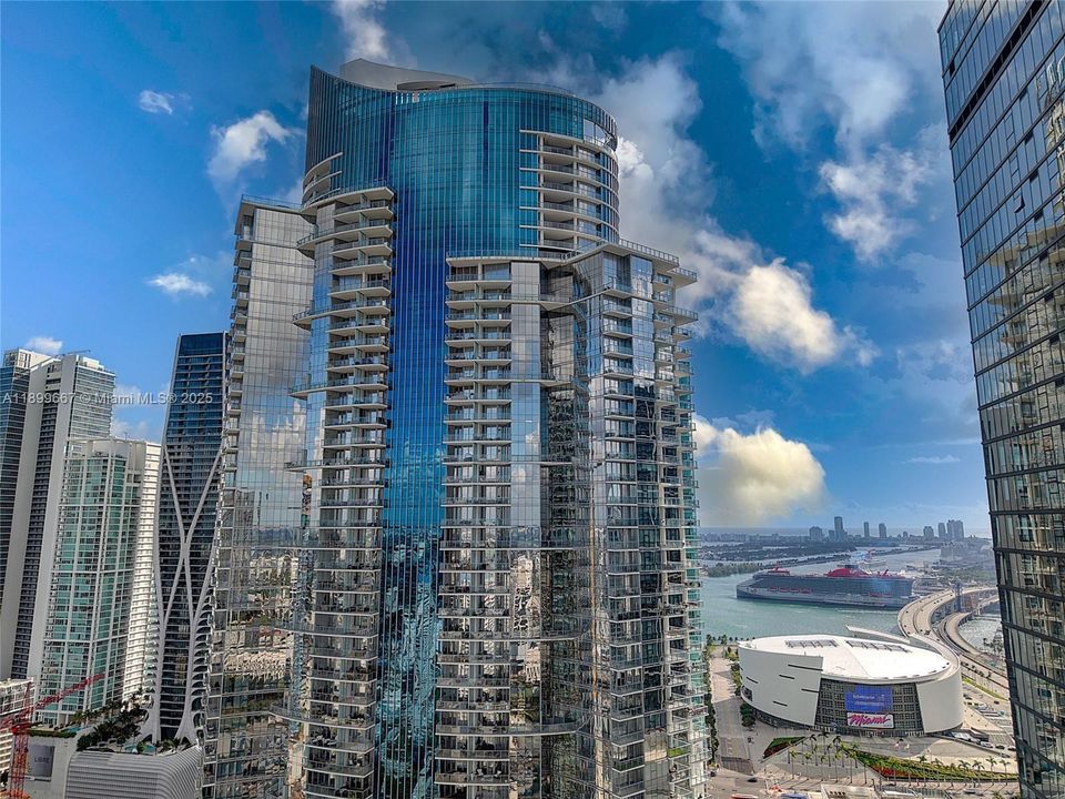 For Sale: $635,000 (1 beds, 1 baths, 937 Square Feet)