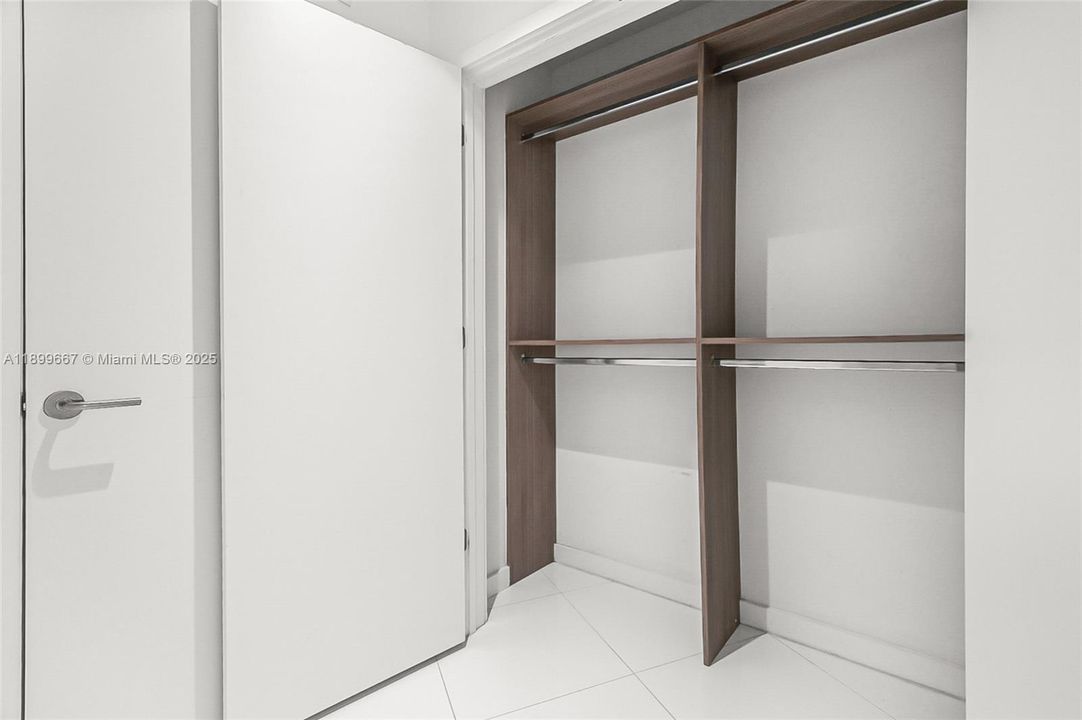 For Sale: $635,000 (1 beds, 1 baths, 937 Square Feet)