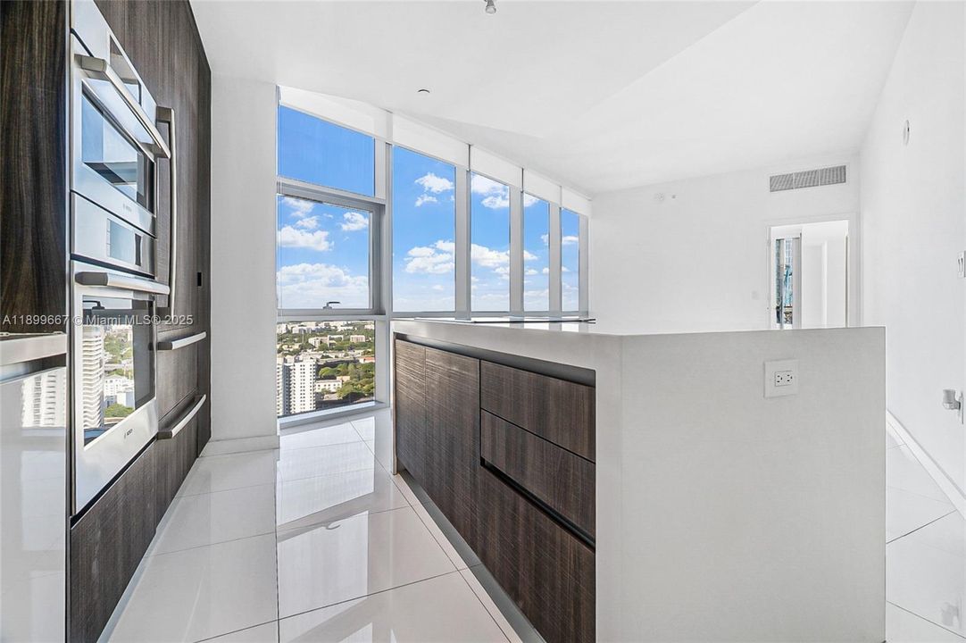 For Sale: $635,000 (1 beds, 1 baths, 937 Square Feet)