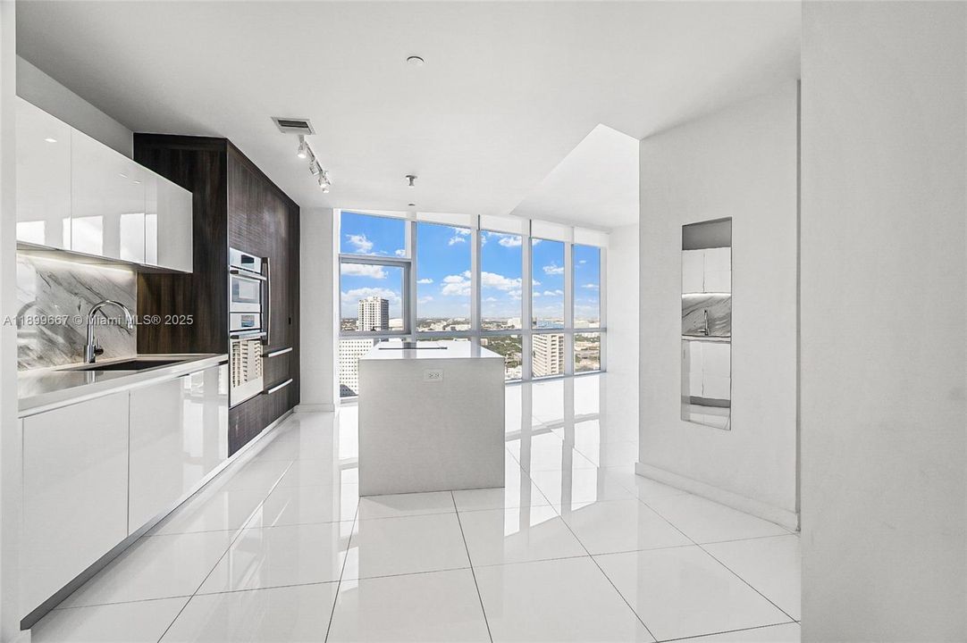 For Sale: $635,000 (1 beds, 1 baths, 937 Square Feet)