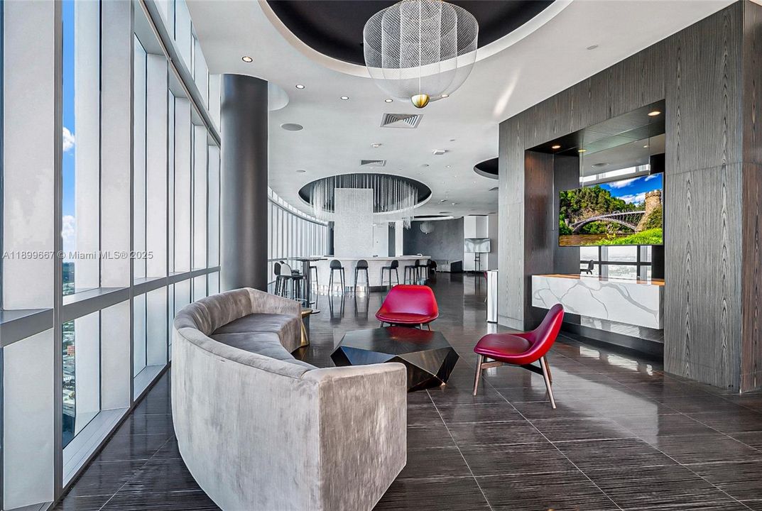 For Sale: $635,000 (1 beds, 1 baths, 937 Square Feet)