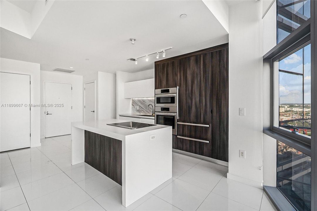 For Sale: $635,000 (1 beds, 1 baths, 937 Square Feet)