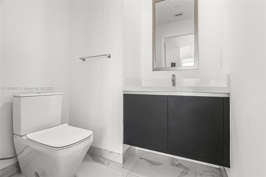 For Sale: $635,000 (1 beds, 1 baths, 937 Square Feet)