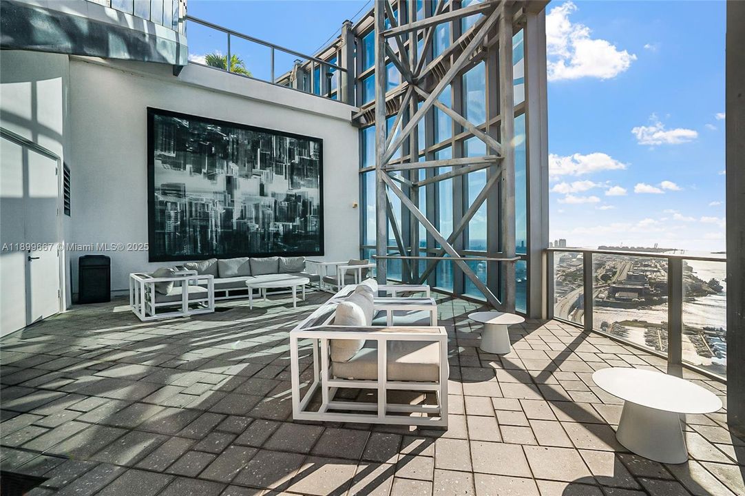 For Sale: $635,000 (1 beds, 1 baths, 937 Square Feet)