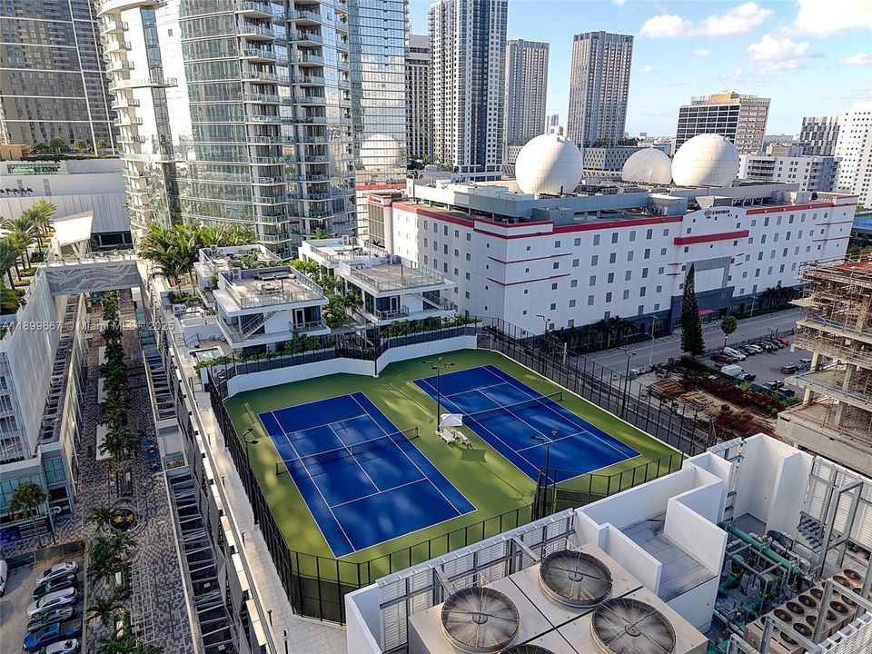 For Sale: $635,000 (1 beds, 1 baths, 937 Square Feet)