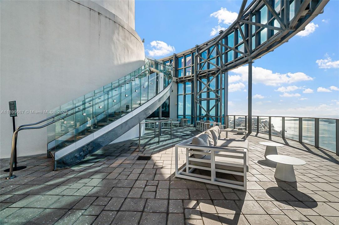 For Sale: $635,000 (1 beds, 1 baths, 937 Square Feet)