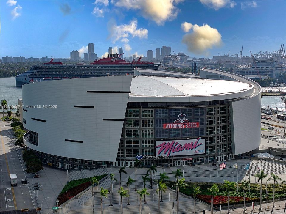 For Sale: $635,000 (1 beds, 1 baths, 937 Square Feet)