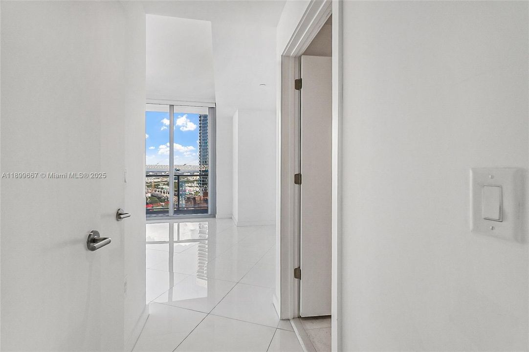 For Sale: $635,000 (1 beds, 1 baths, 937 Square Feet)