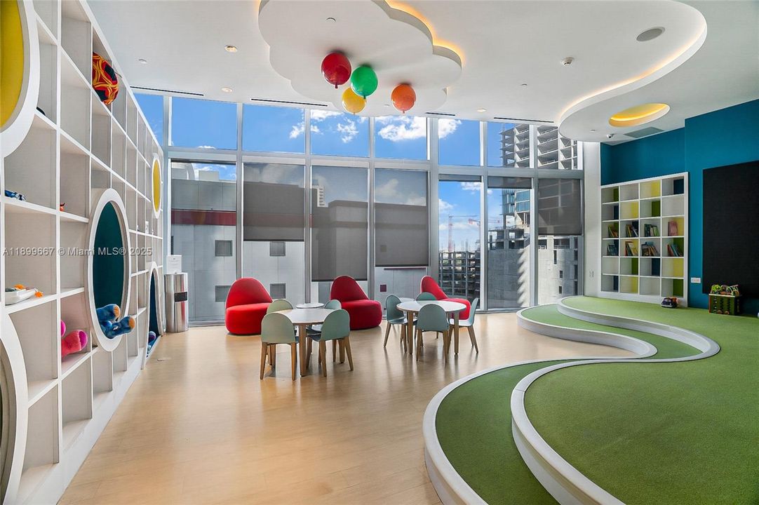 For Sale: $635,000 (1 beds, 1 baths, 937 Square Feet)