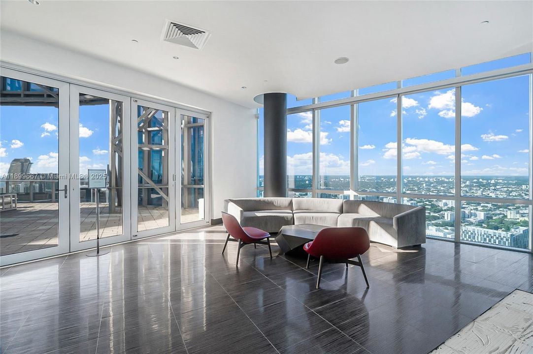 For Sale: $635,000 (1 beds, 1 baths, 937 Square Feet)