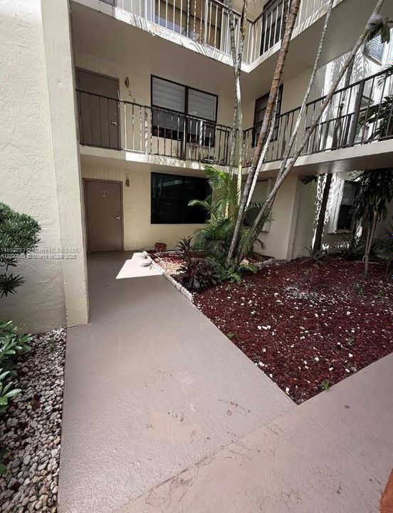 Recently Rented: $2,900 (3 beds, 2 baths, 1380 Square Feet)