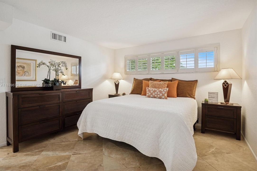 For Sale: $219,900 (2 beds, 2 baths, 1170 Square Feet)