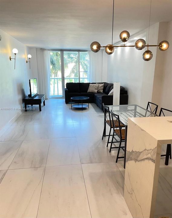 For Sale: $357,000 (1 beds, 1 baths, 1005 Square Feet)