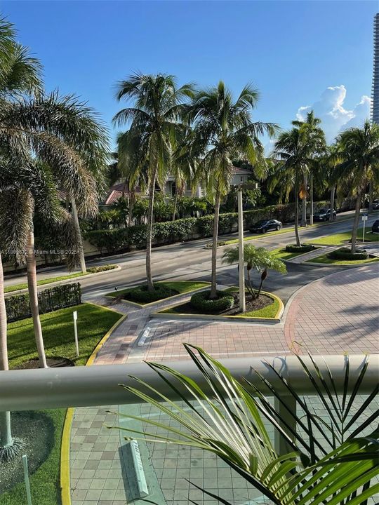 For Sale: $357,000 (1 beds, 1 baths, 1005 Square Feet)