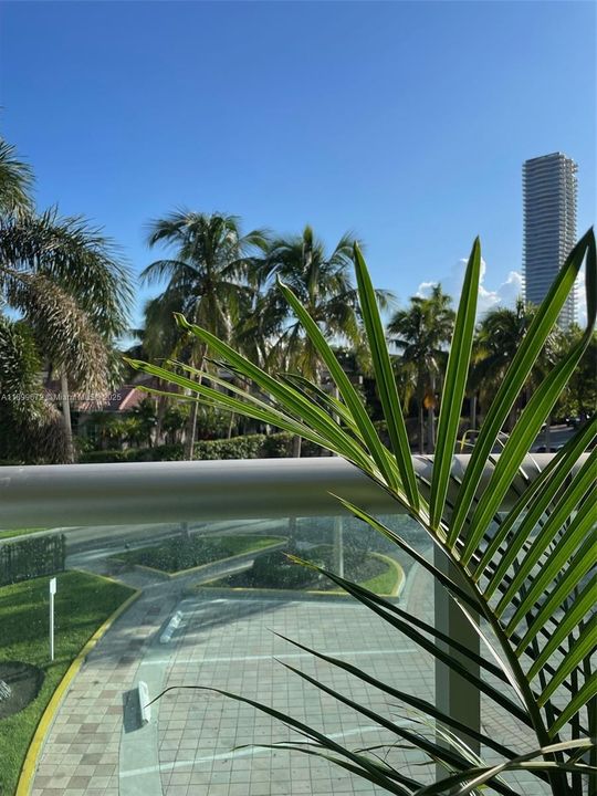 For Sale: $357,000 (1 beds, 1 baths, 1005 Square Feet)