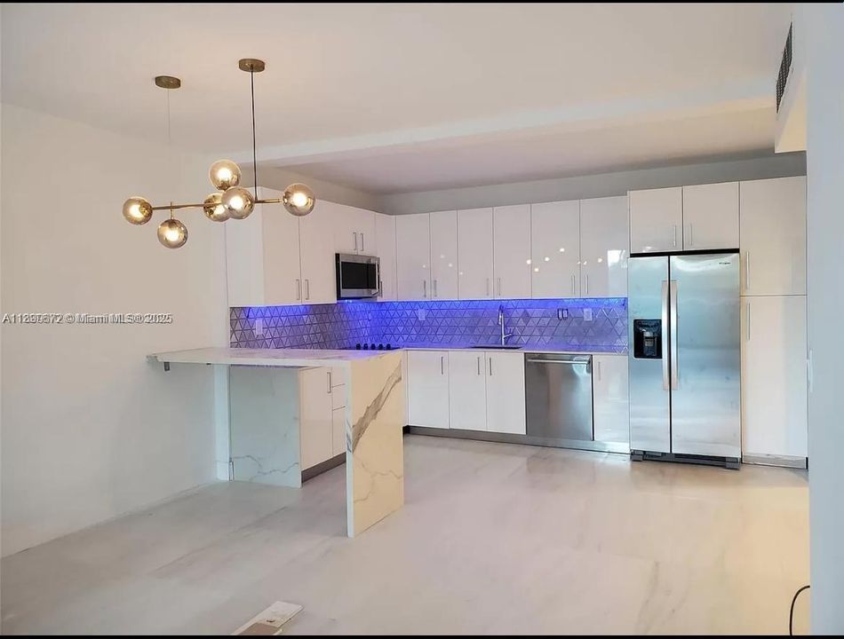 For Sale: $357,000 (1 beds, 1 baths, 1005 Square Feet)