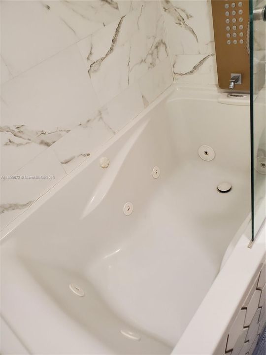 For Sale: $357,000 (1 beds, 1 baths, 1005 Square Feet)