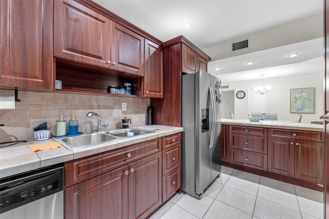 For Sale: $305,000 (2 beds, 2 baths, 1262 Square Feet)