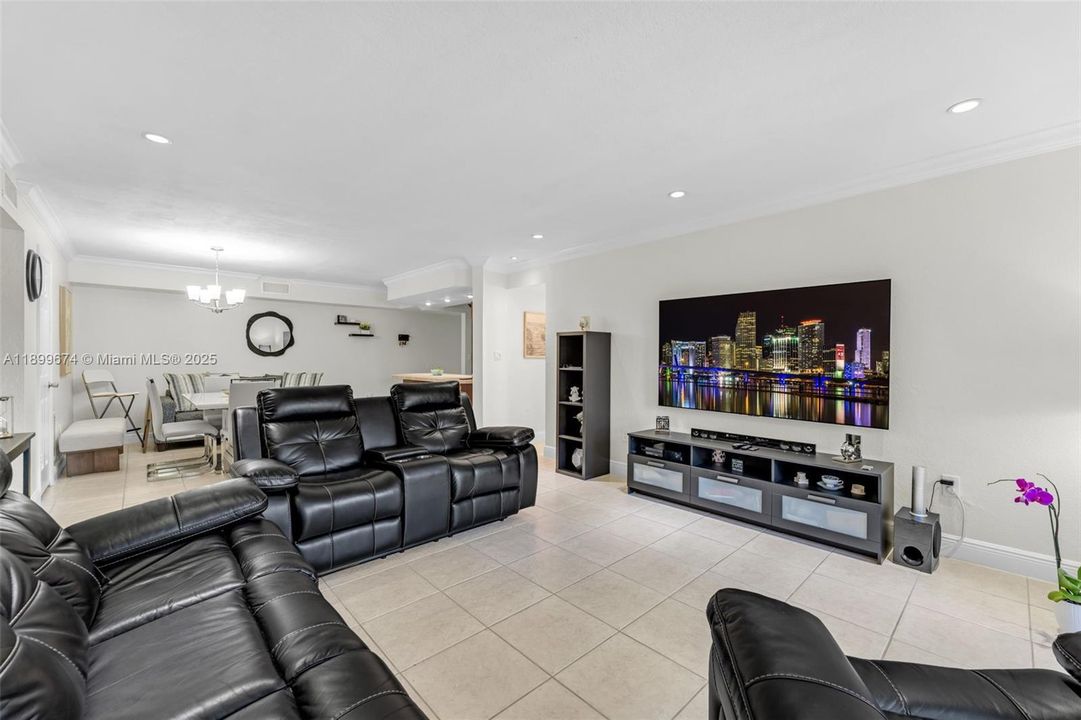 For Sale: $305,000 (2 beds, 2 baths, 1262 Square Feet)