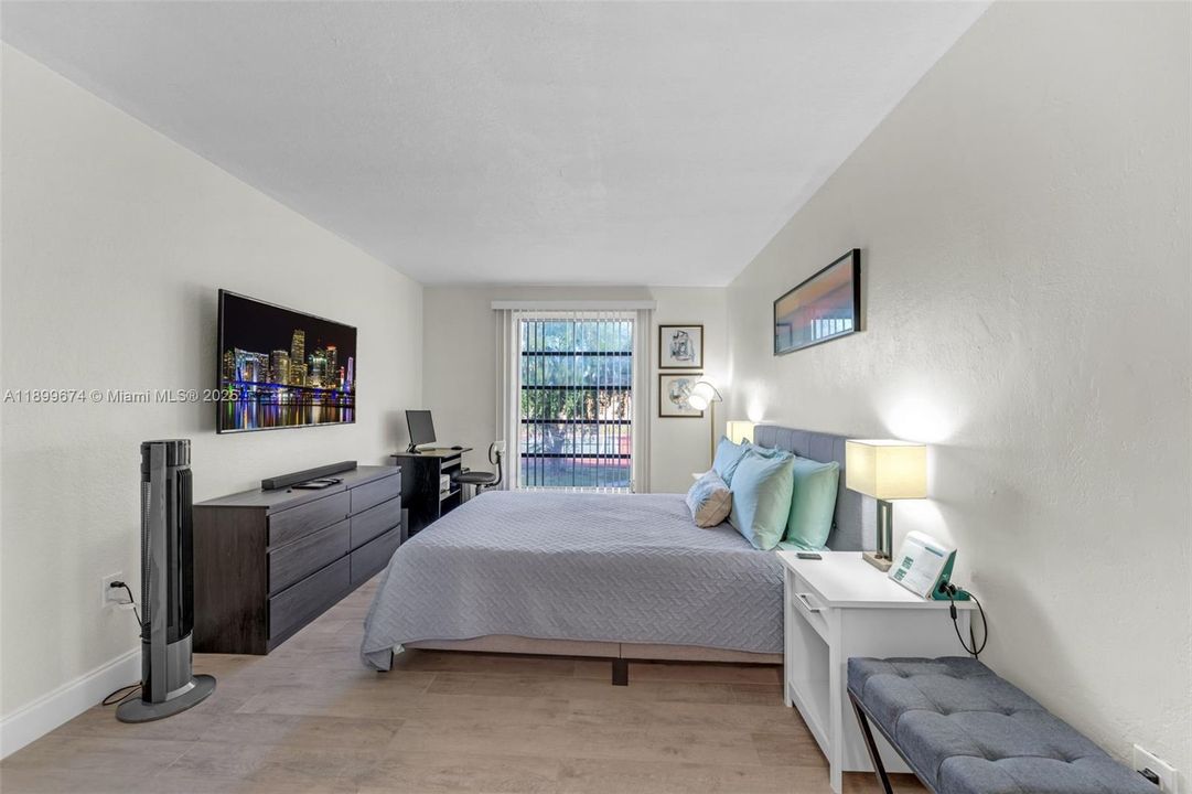 For Sale: $305,000 (2 beds, 2 baths, 1262 Square Feet)