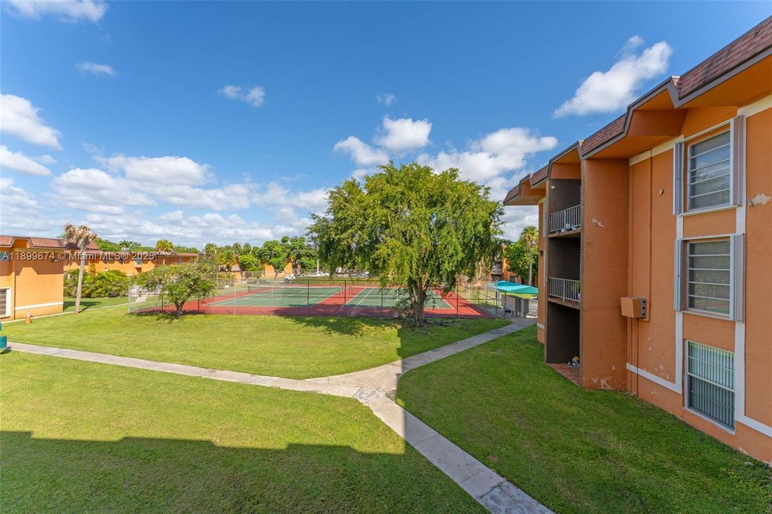 For Sale: $305,000 (2 beds, 2 baths, 1262 Square Feet)