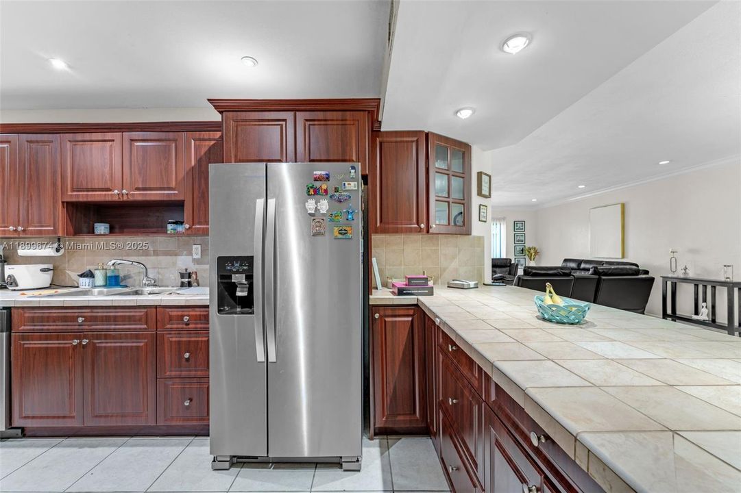 For Sale: $305,000 (2 beds, 2 baths, 1262 Square Feet)