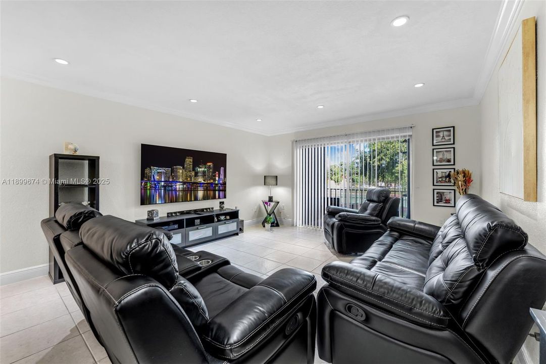 For Sale: $305,000 (2 beds, 2 baths, 1262 Square Feet)