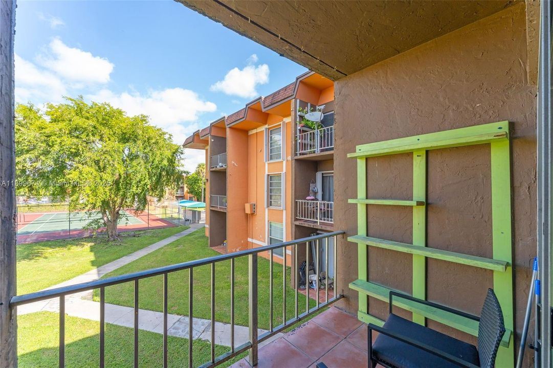 For Sale: $305,000 (2 beds, 2 baths, 1262 Square Feet)