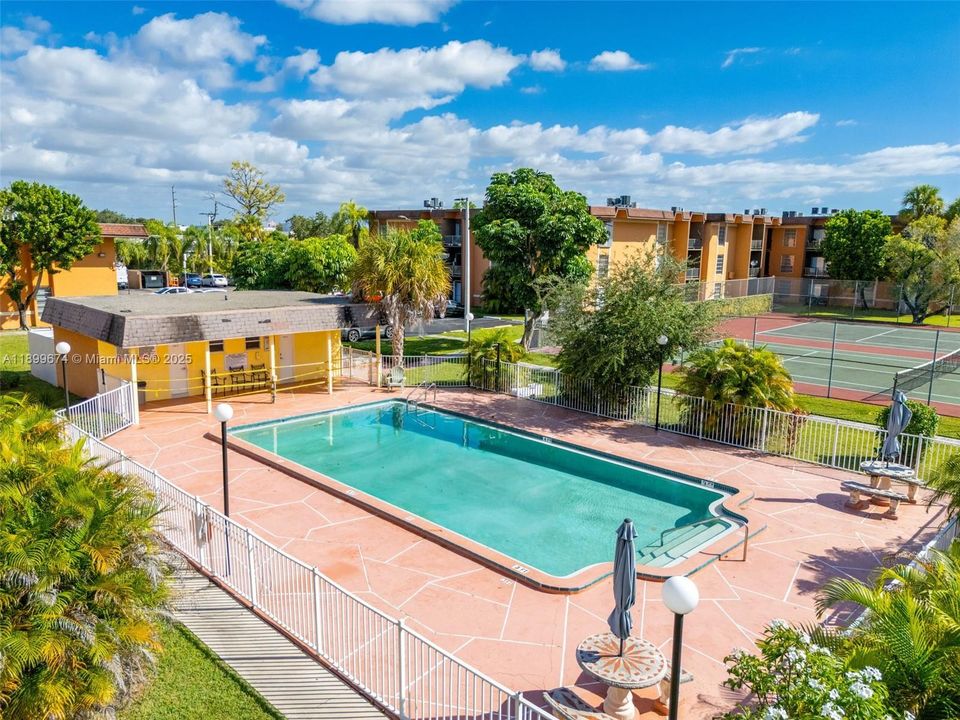 For Sale: $305,000 (2 beds, 2 baths, 1262 Square Feet)