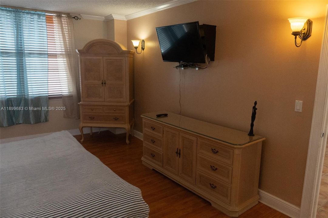 For Rent: $2,900 (1 beds, 1 baths, 847 Square Feet)