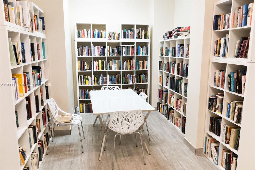 For Rent: $2,900 (1 beds, 1 baths, 847 Square Feet)