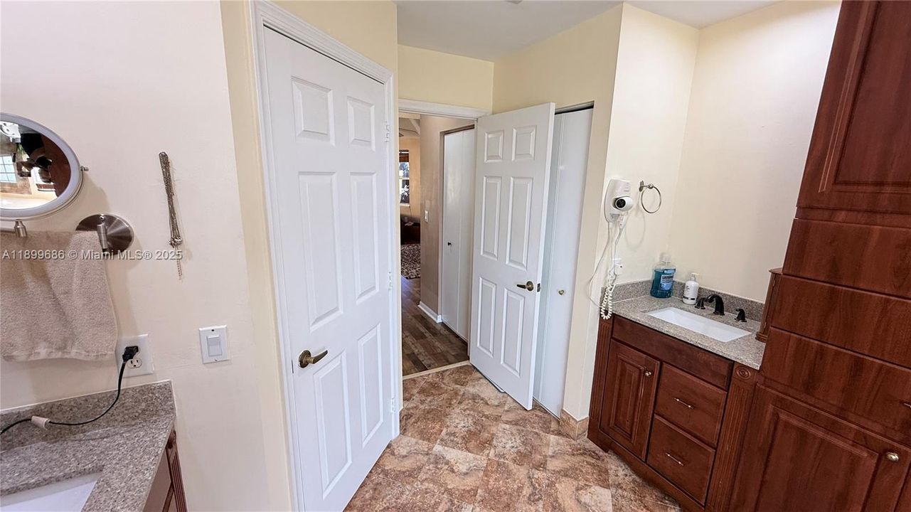 待售: $780,000 (4 贝兹, 2 浴室, 2488 平方英尺)