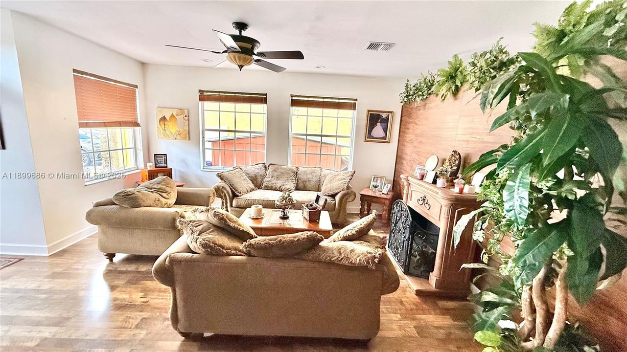 待售: $780,000 (4 贝兹, 2 浴室, 2488 平方英尺)