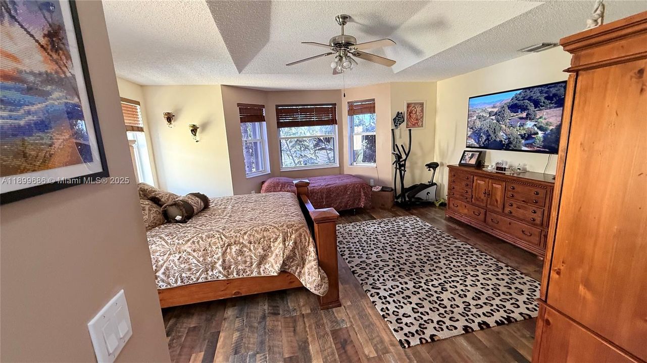 待售: $780,000 (4 贝兹, 2 浴室, 2488 平方英尺)