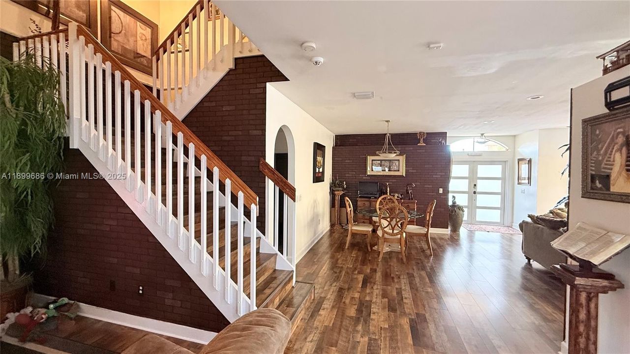 待售: $780,000 (4 贝兹, 2 浴室, 2488 平方英尺)