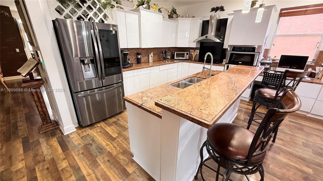 待售: $780,000 (4 贝兹, 2 浴室, 2488 平方英尺)