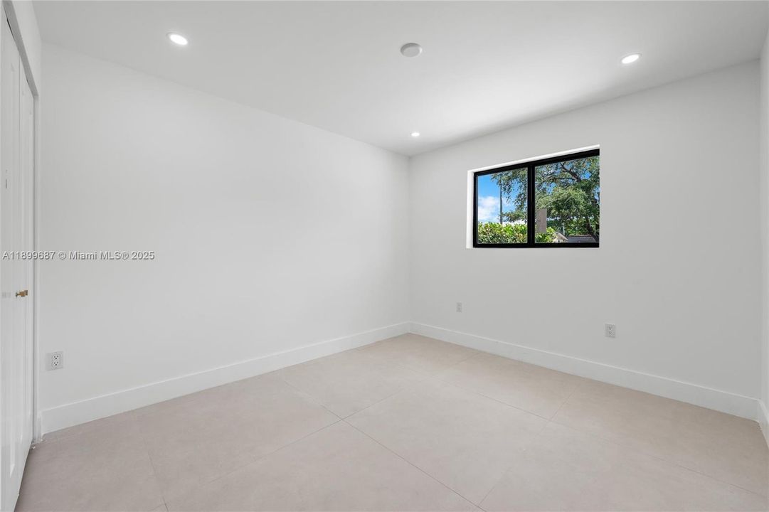 Recently Sold: $939,000 (5 beds, 3 baths, 1936 Square Feet)