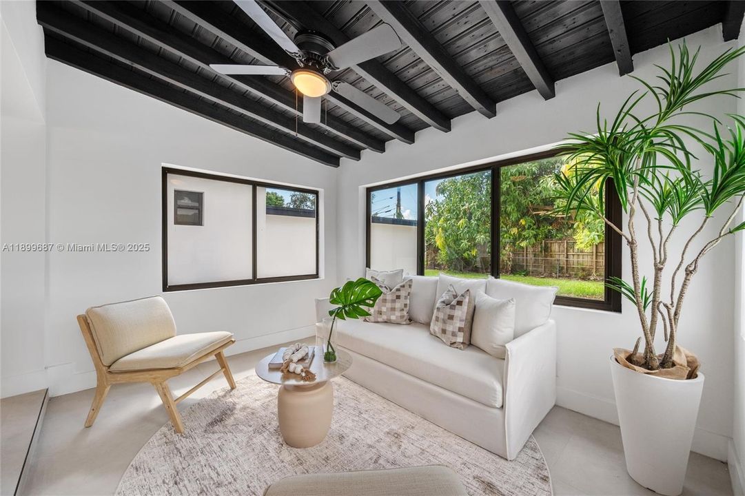 Recently Sold: $939,000 (5 beds, 3 baths, 1936 Square Feet)