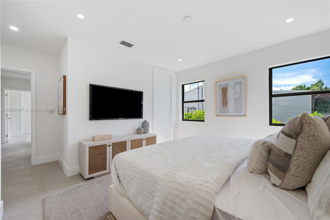 Recently Sold: $939,000 (5 beds, 3 baths, 1936 Square Feet)