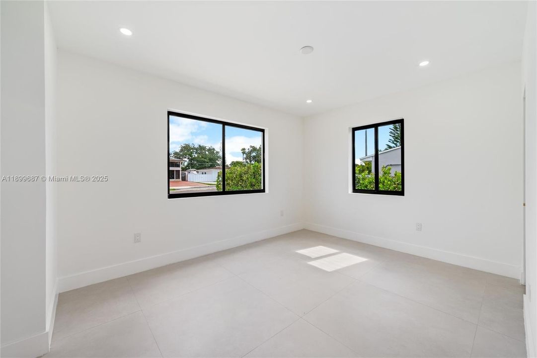 Recently Sold: $939,000 (5 beds, 3 baths, 1936 Square Feet)